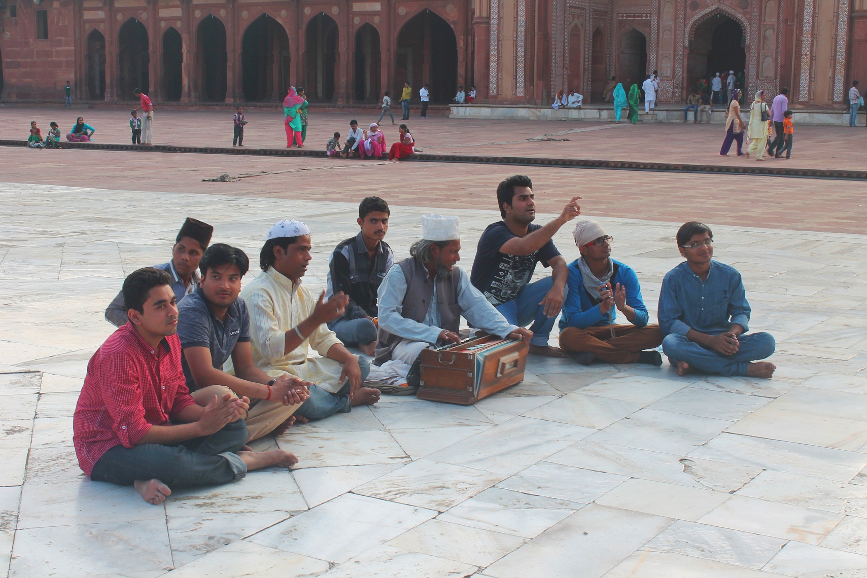 Singers in front of Salim Chishti's shrine in Fatehpur Sikri