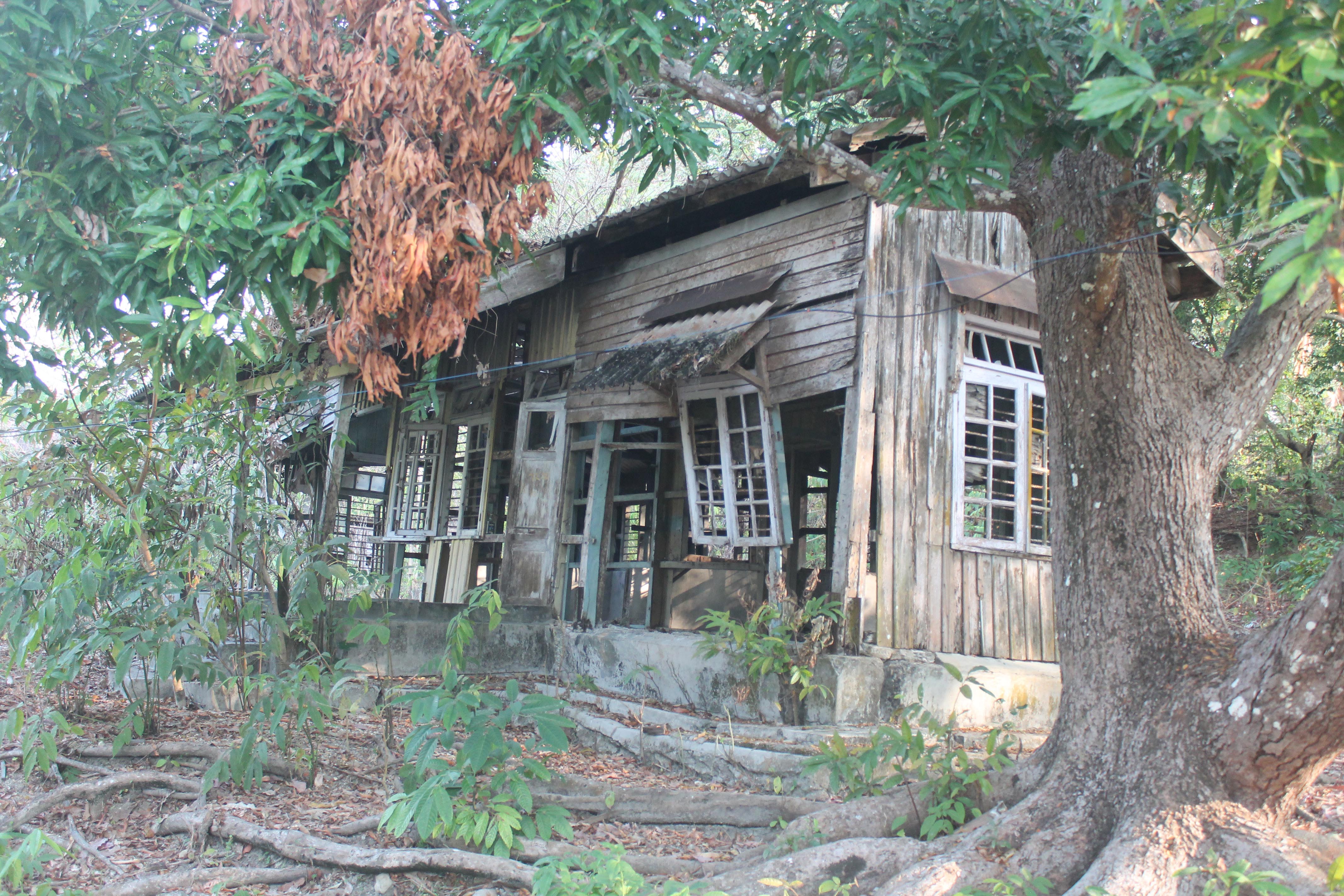 a broken down building on long island