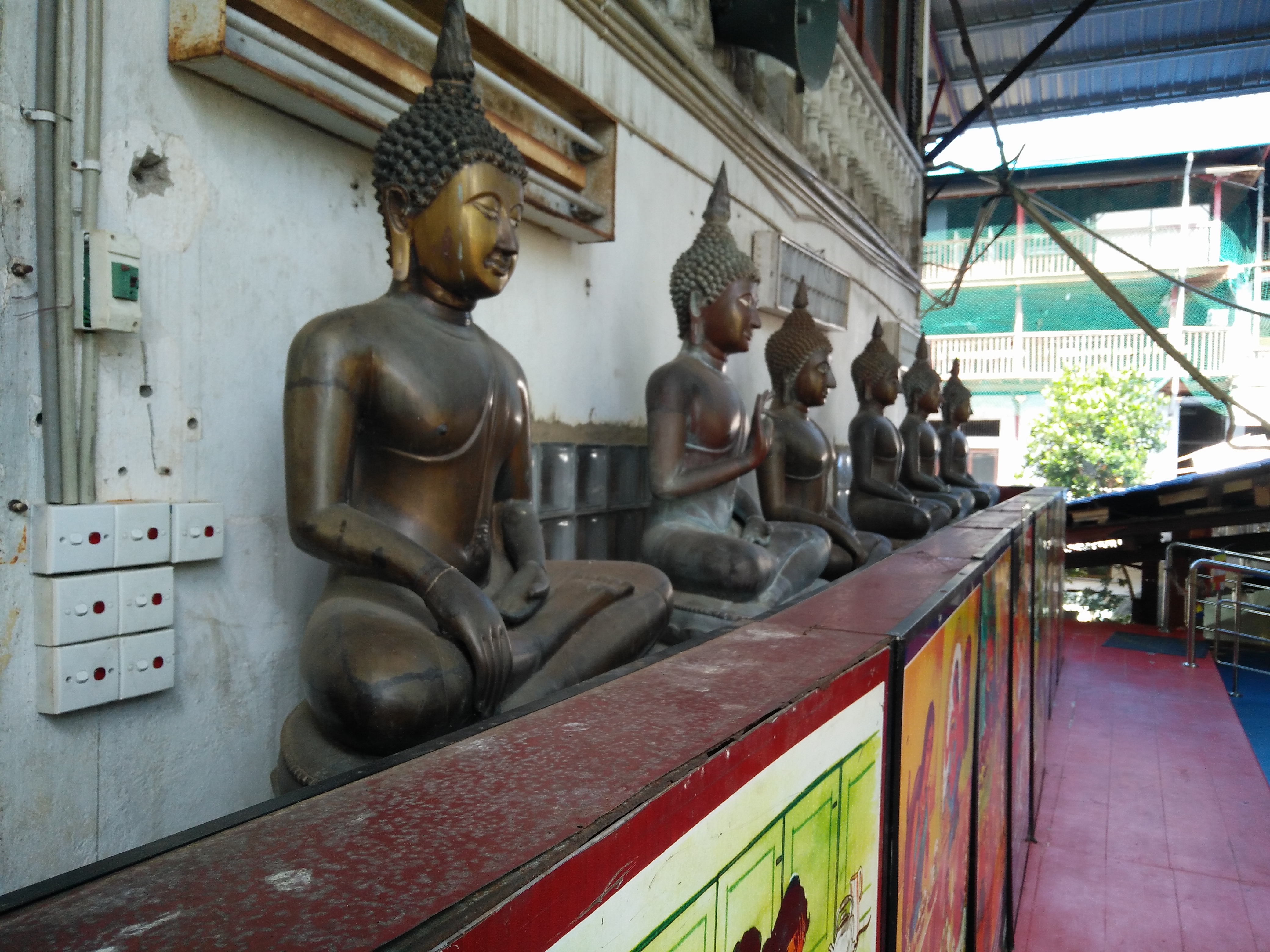 buddha statues in gangaramaya temple colombo