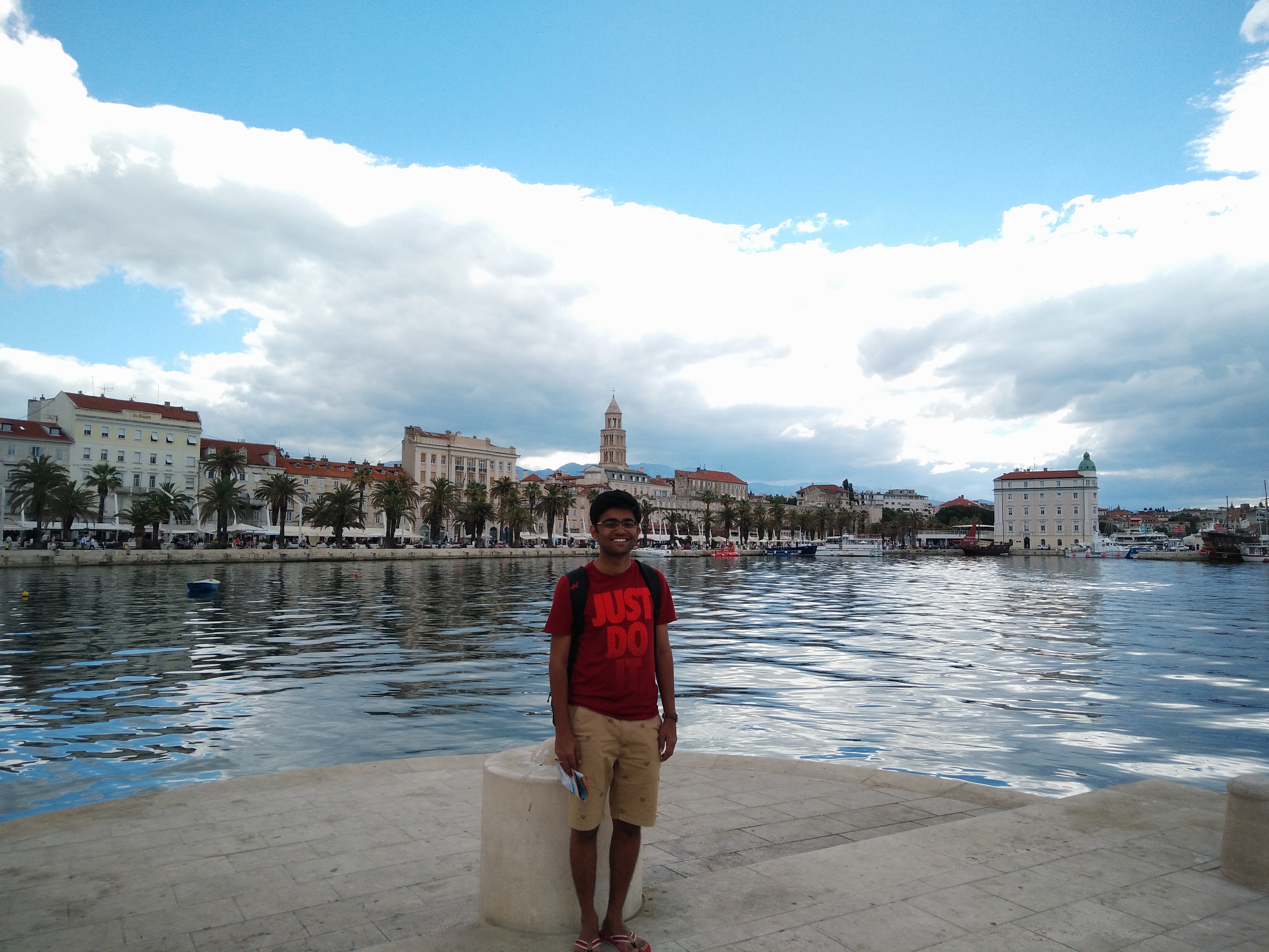Aam in front of the Riva Promenade, Split