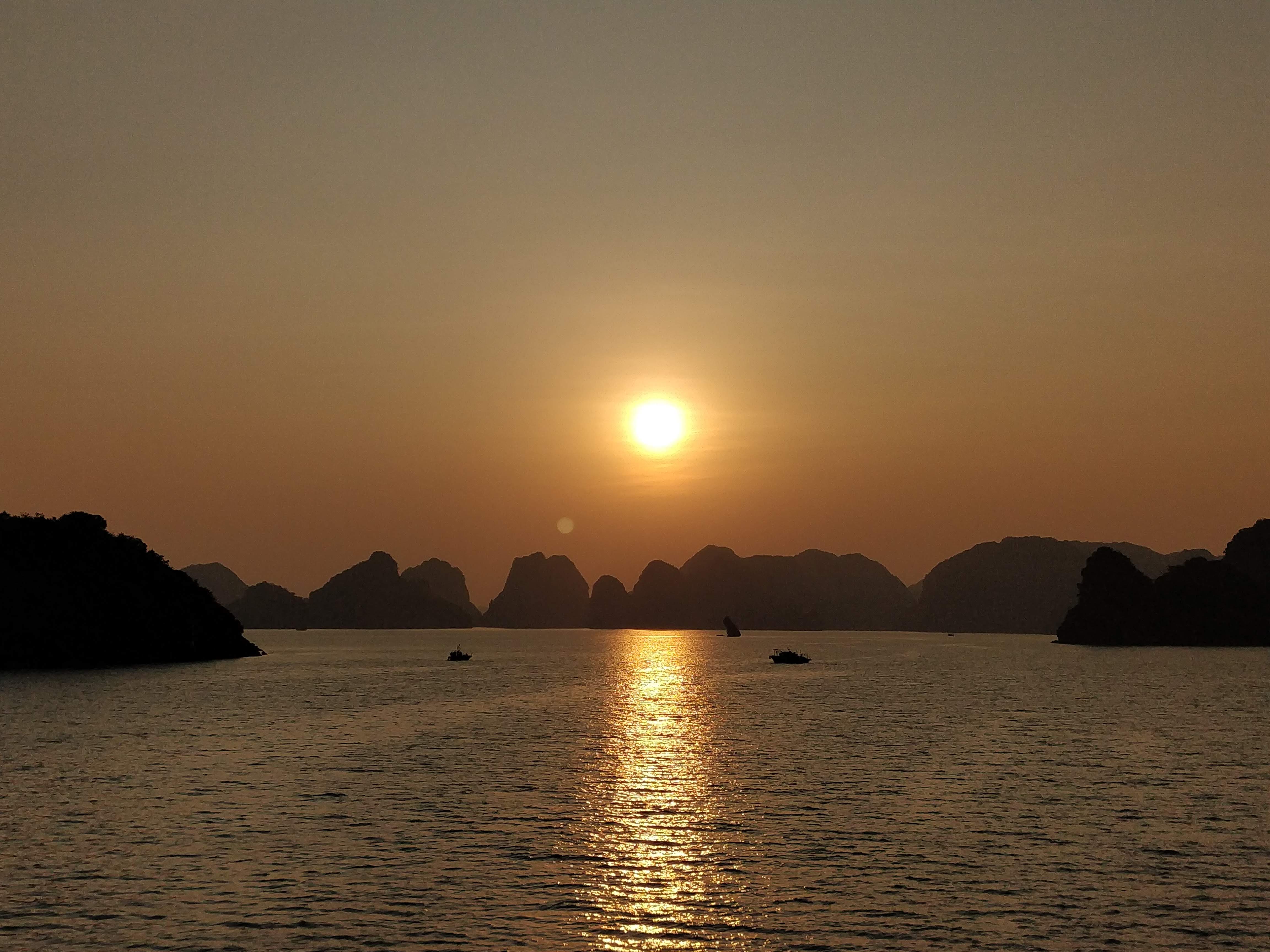 Sunrise at ha long bay