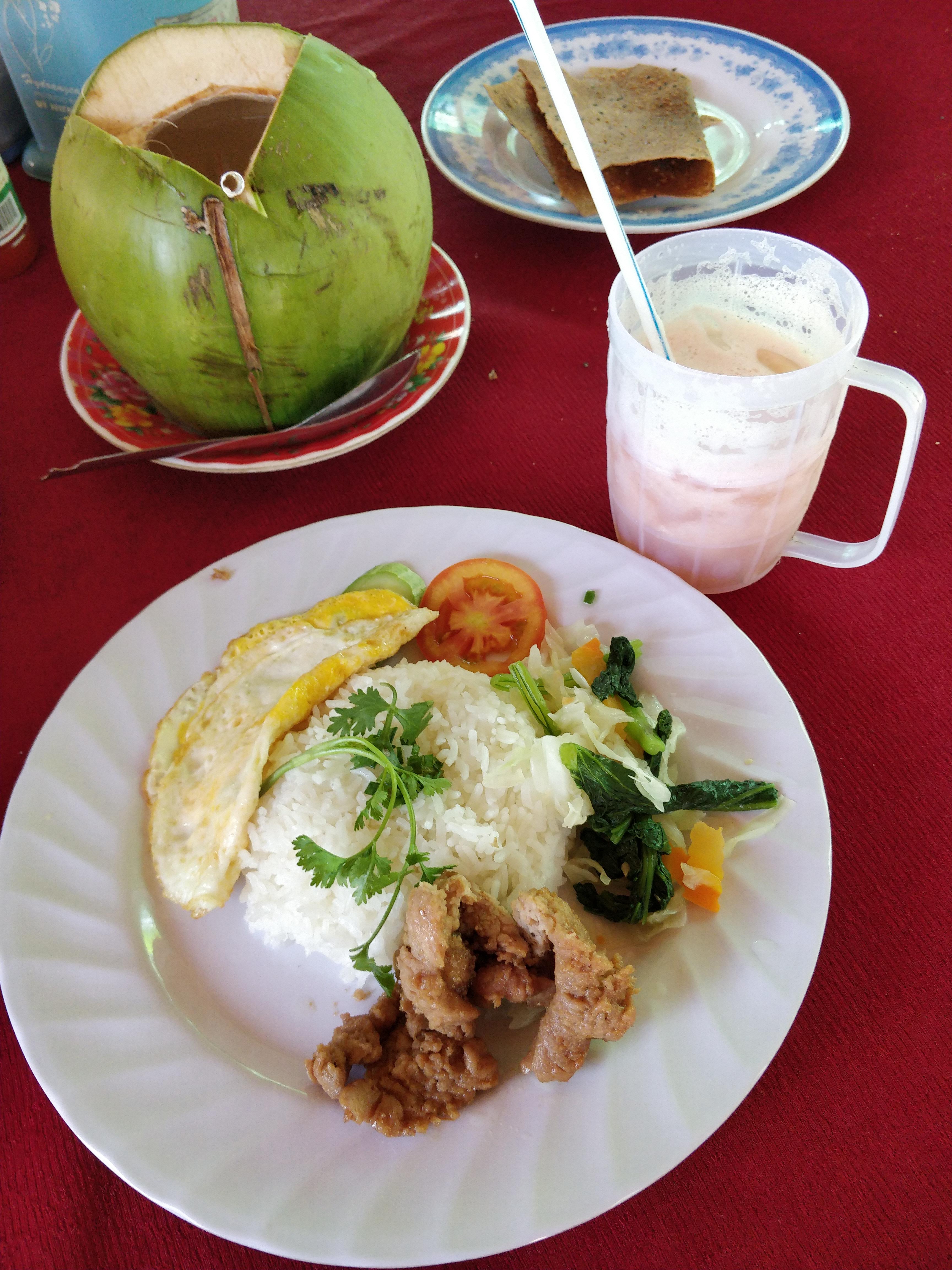 A simple lunch with some amazing fresh Pomelo juice (the pink one) in Mekong delta