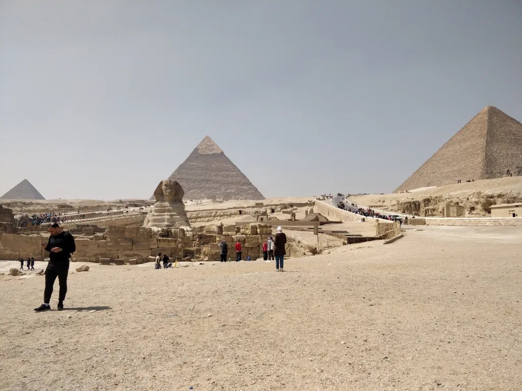 The entire pyramid complex of Giza with pyramids and Sphinx together