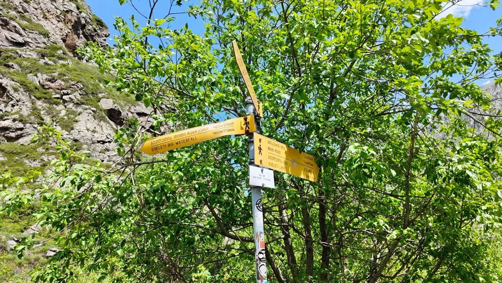 Deciding which waterfall to go towards in Gveleti