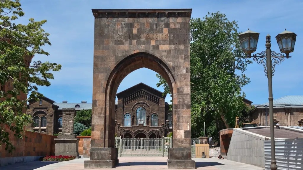 Etchmiadzin, the oldest cathedral in the world - Armenia itinerary