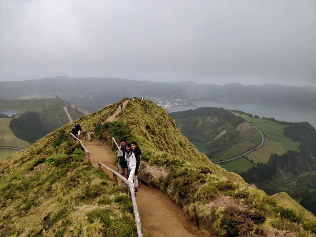 The trail to the viewpoint of the two lakes