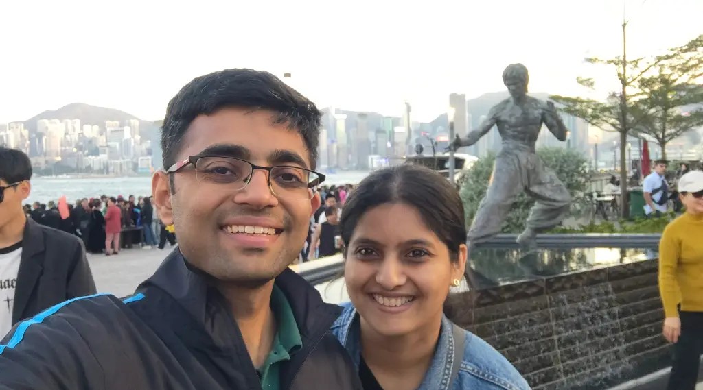 Posing with Bruce Lee - Hong kong's culture